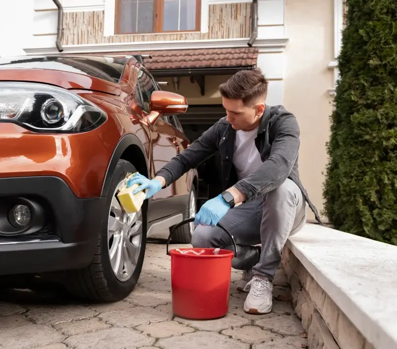 Lavage auto à domicile Saint-Léger-sur-Roanne : professionnel intervenant sur un véhicule